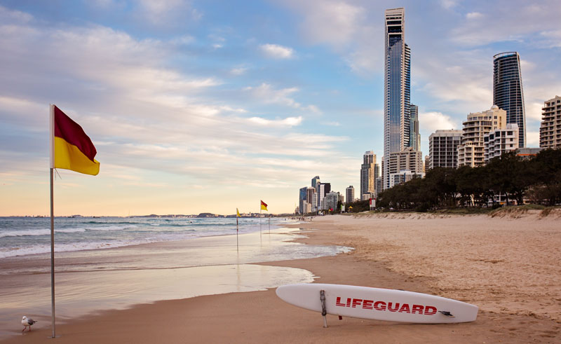 strand skyline surfers paradise australien rettungsschwimmer surfirent